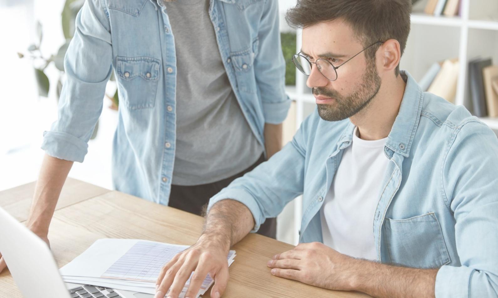 Risultati concreti del coaching mostrati attraverso un ambiente professionale organizzato