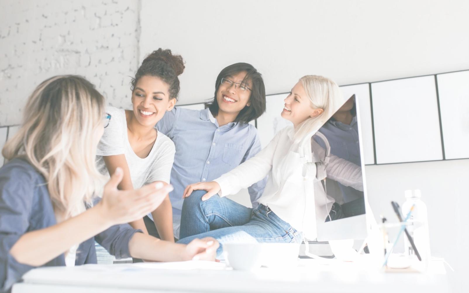 Sessione formativa con coach che praticano tecniche di comunicazione